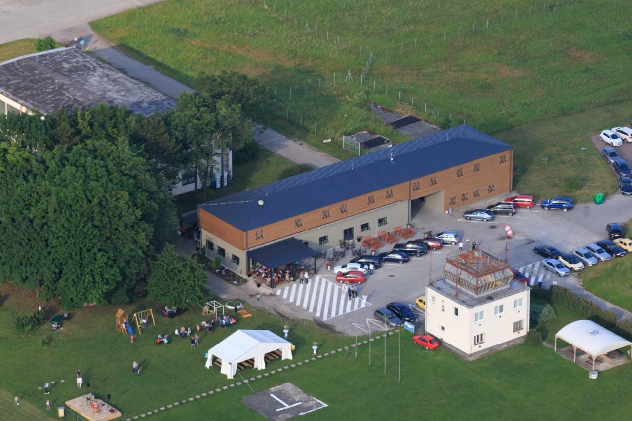 Penzion Na Letisku - Areal Sky Park Trenčín 外观 照片